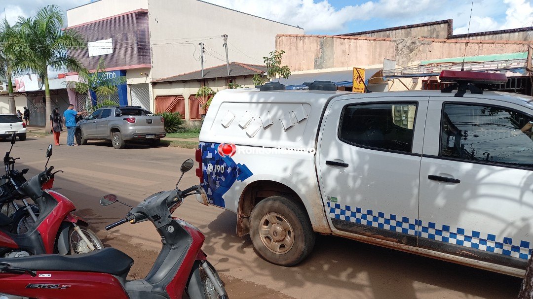 VÍDEO: Mulher em caminhonete sofre ataque a tiros na frente de escola