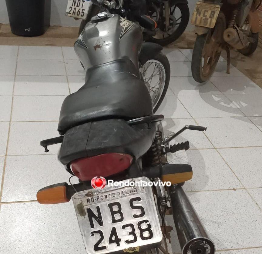 FORA DE ROTA: Apenado é flagrado com moto roubada e faca na cintura