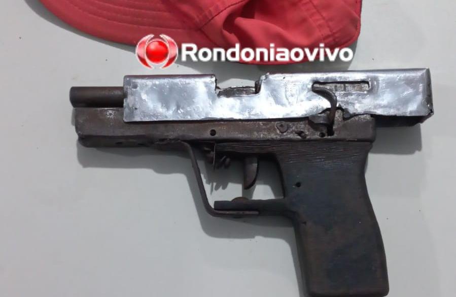 SEM DÓ: População espanca ladrão que roubou mulher em parada de ônibus