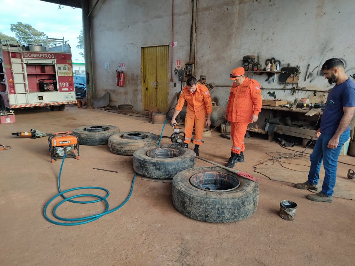 NA BR-364: PRF prende motorista com 200 quilos de droga em pneus de caminhão