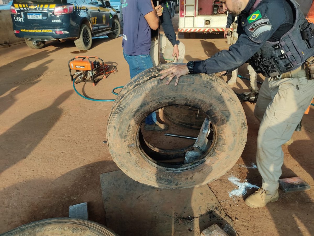 NA BR-364: PRF prende motorista com 200 quilos de droga em pneus de caminhão