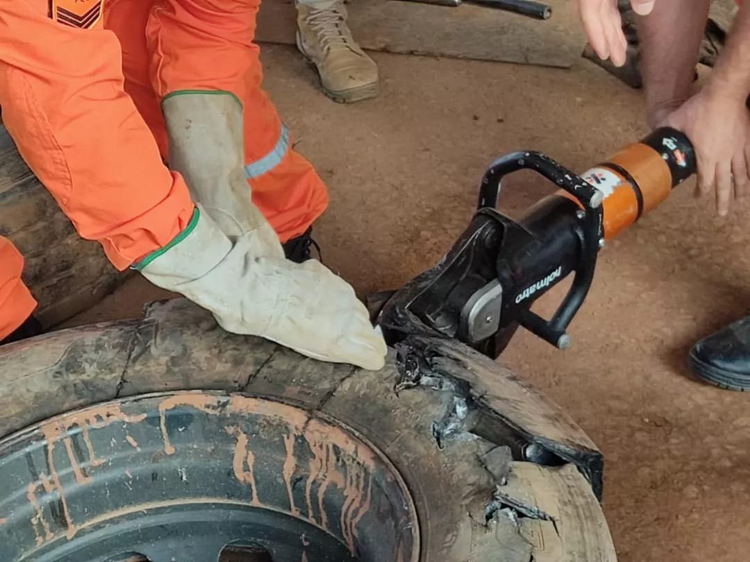 NA BR-364: PRF prende motorista com 200 quilos de droga em pneus de caminhão