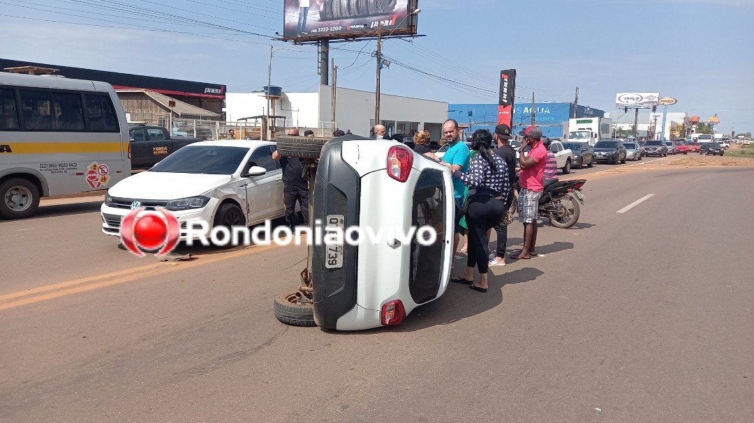 BRIGA DE TRÂNSITO: Carro capota após colisão proposital na Rua da Beira em Porto Velho
