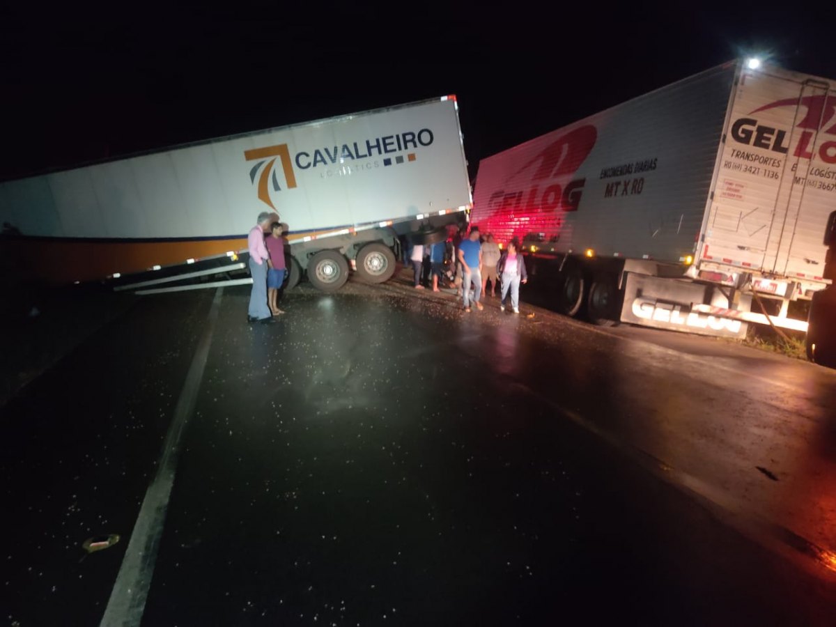 INTERDIÇÃO: Acidente envolvendo três caminhões deixa BR-364 bloqueada em RO