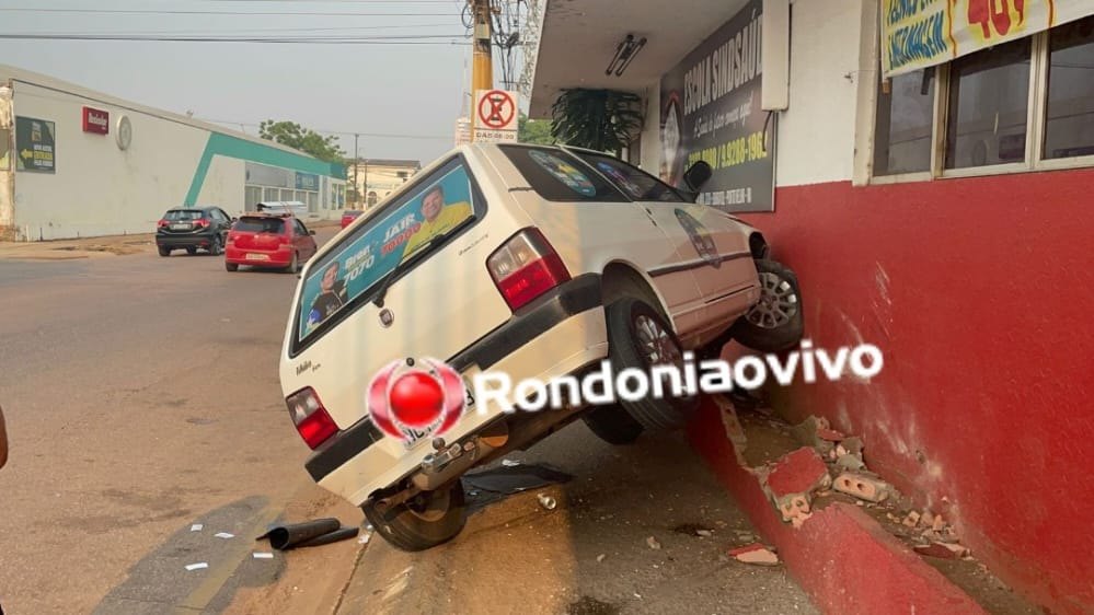 ACIDENTE: Carro é encontrado batido e 'engatado' na parede de escola técnica 