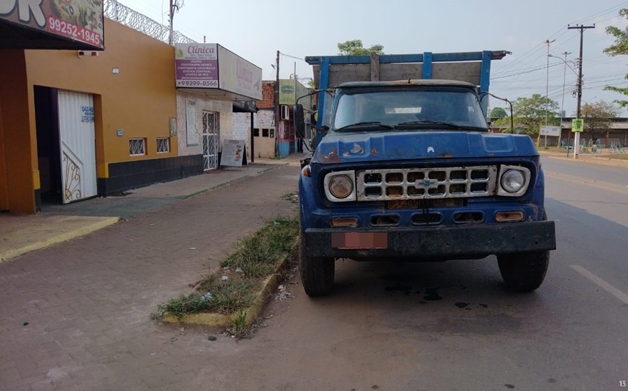 BLOQUEADOS: Caminhão é deixado em frente de casa impedindo moradores de sair