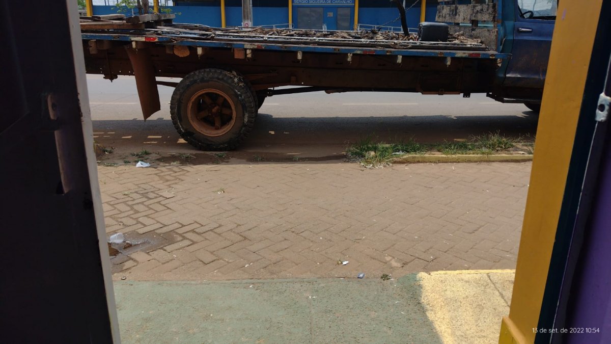 BLOQUEADOS: Caminhão é deixado em frente de casa impedindo moradores de sair