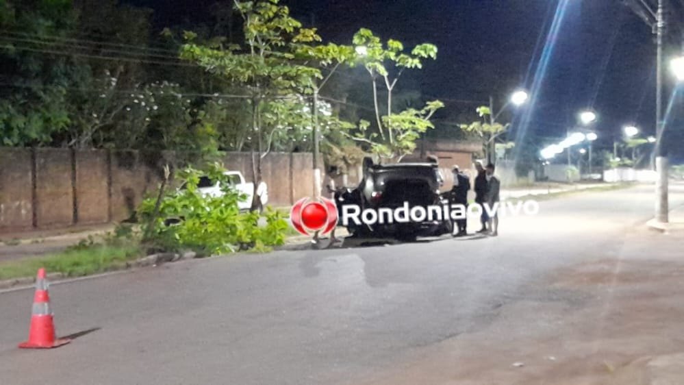 CAPOTAMENTO: Motorista perde controle da direção e bate em árvores no canteiro central 