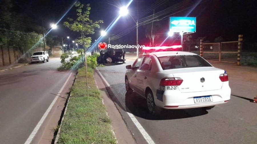 CAPOTAMENTO: Motorista perde controle da direção e bate em árvores no canteiro central 