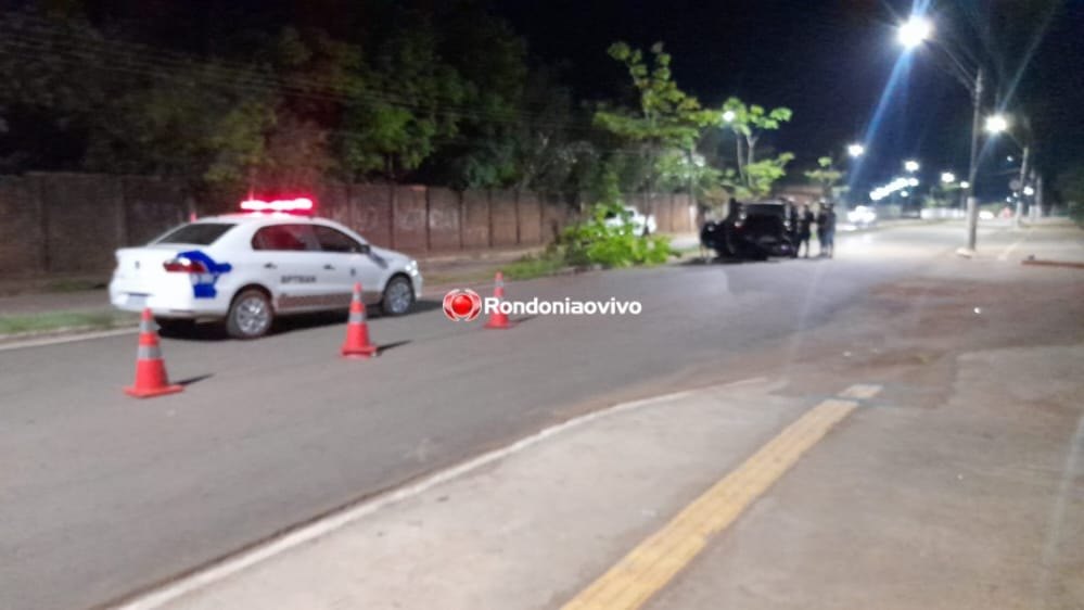 CAPOTAMENTO: Motorista perde controle da direção e bate em árvores no canteiro central 