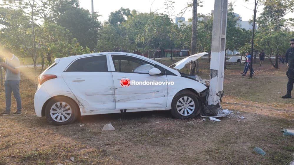 VÍDEO: Grávida fica lesionada após carro bater em poste ao colidir em ônibus