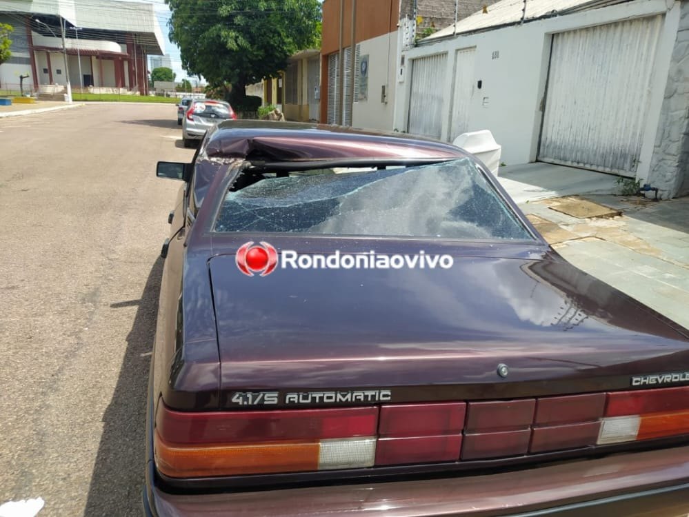 VEJA VÍDEO: Trator bate em carro de colecionador e funcionário da prefeitura foge