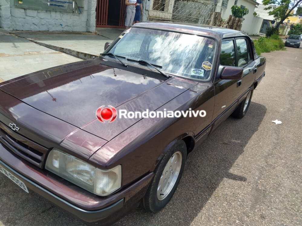 VEJA VÍDEO: Trator bate em carro de colecionador e funcionário da prefeitura foge