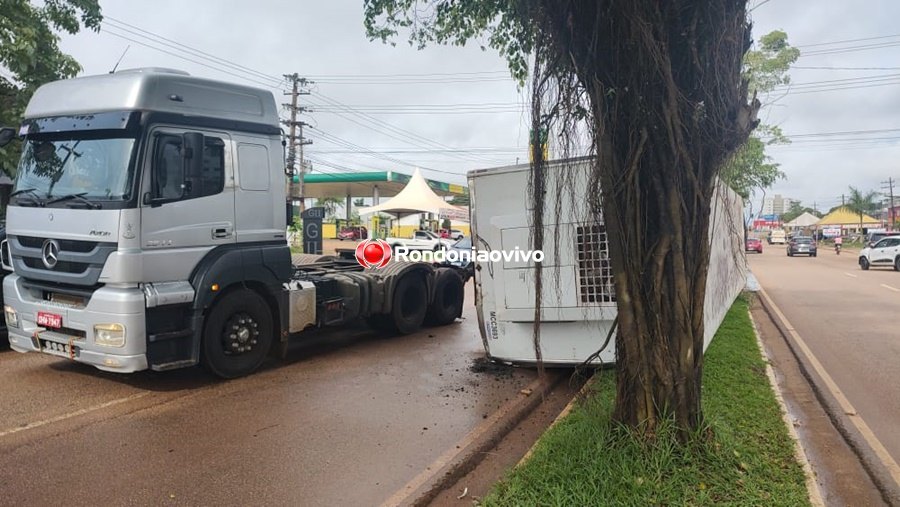 INCIDENTE: Carreta carregada de carne tomba na Avenida Imigrantes em Porto Velho 