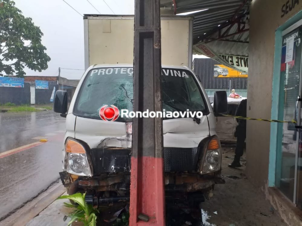 VEJA VÍDEO: Dupla com duas armas em carro tenta fugir da PM e provoca grave acidente 