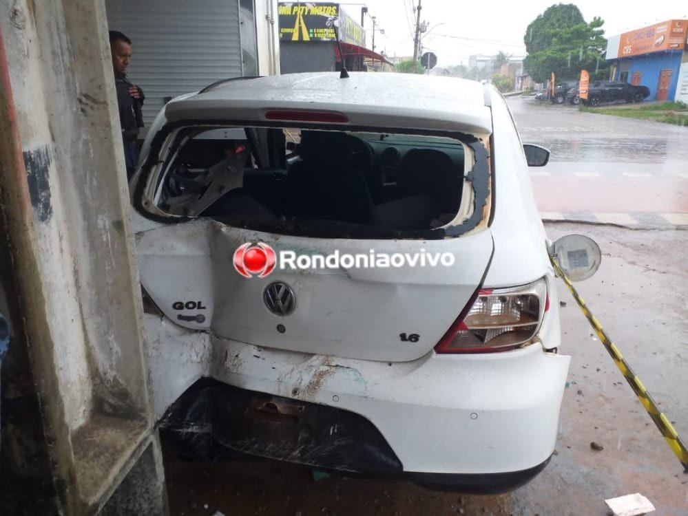 VEJA VÍDEO: Dupla com duas armas em carro tenta fugir da PM e provoca grave acidente 
