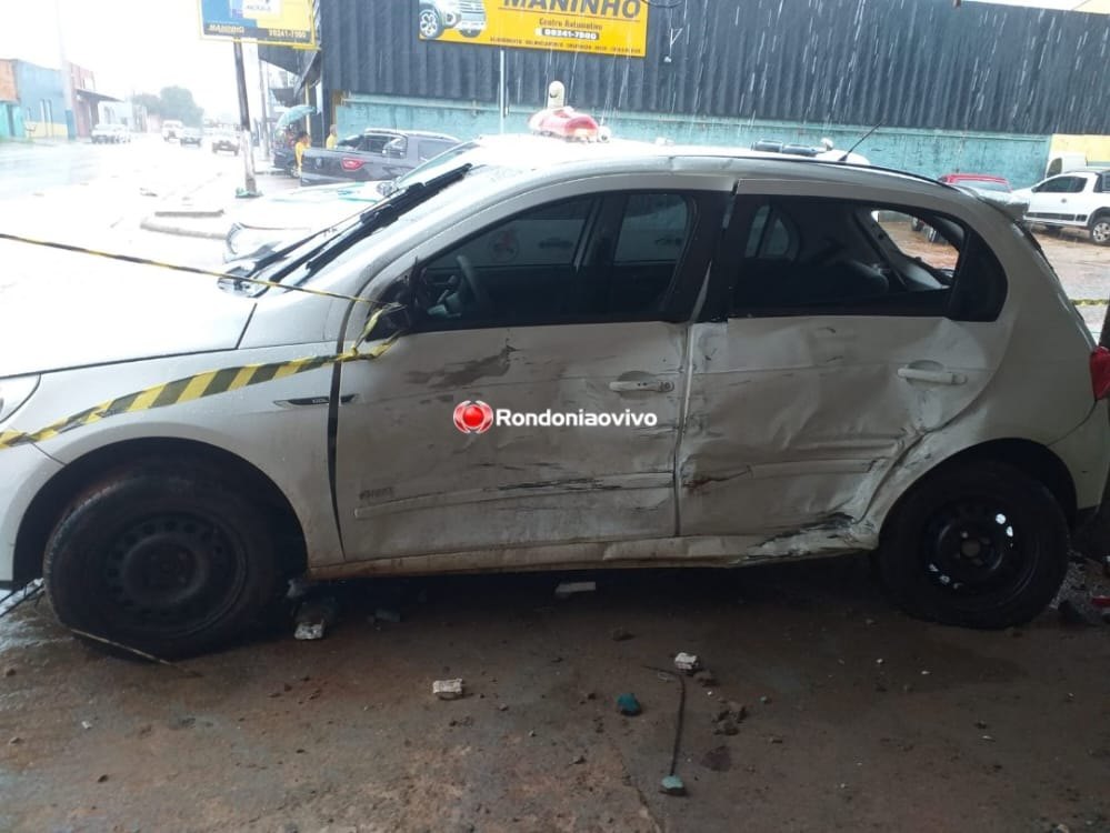 VEJA VÍDEO: Dupla com duas armas em carro tenta fugir da PM e provoca grave acidente 