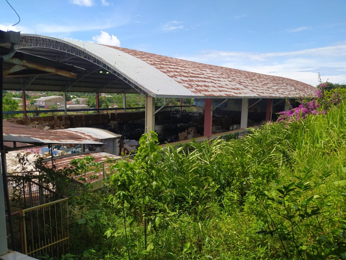 PELA SEDUC: Carteiras escolares e álcool estão guardados de forma irregular em Porto Velho