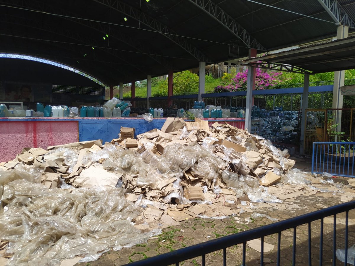 PELA SEDUC: Carteiras escolares e álcool estão guardados de forma irregular em Porto Velho