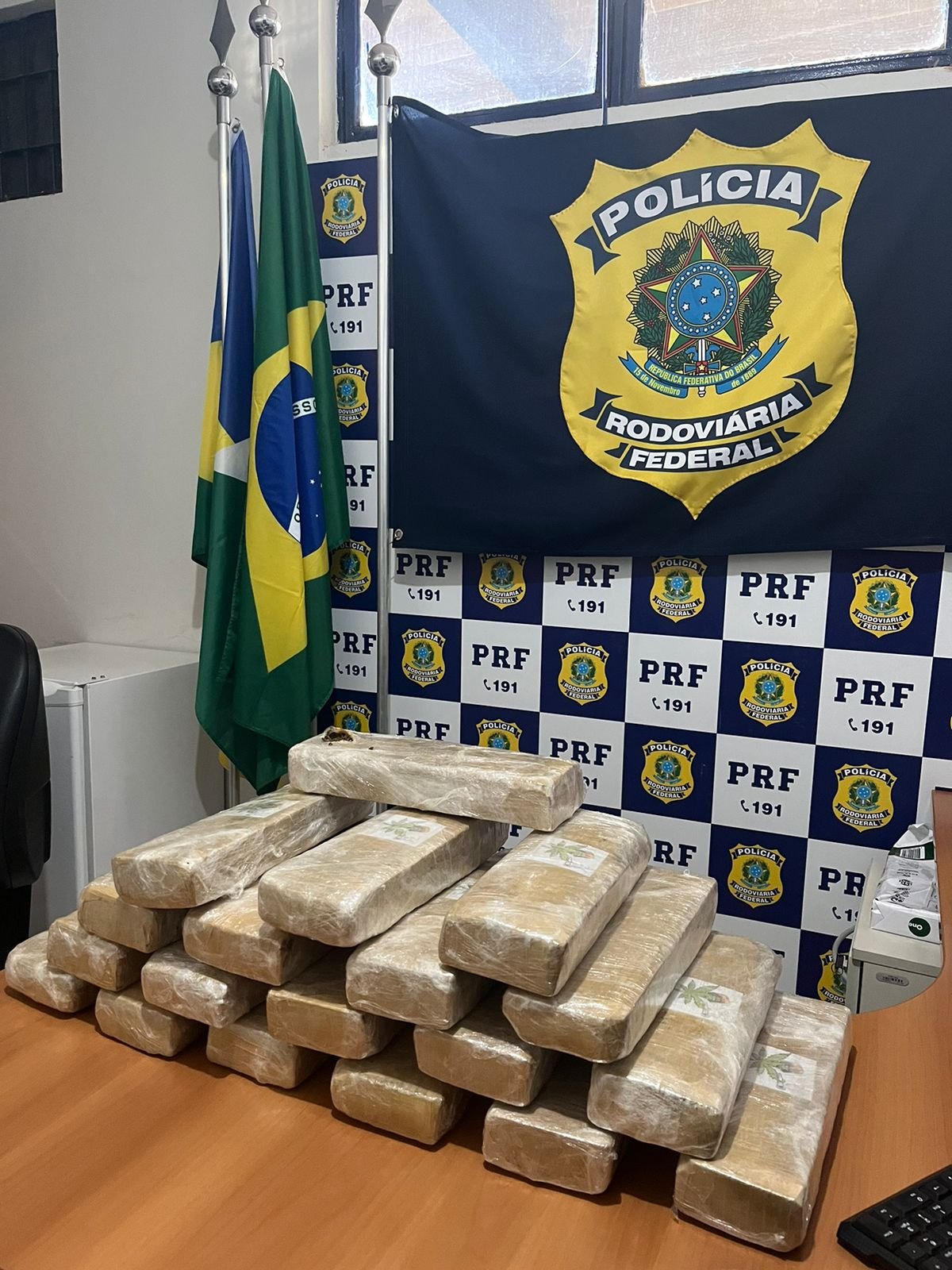 TRÁFICO: Passageiro de ônibus é preso pela PRF com 23 quilos de maconha
