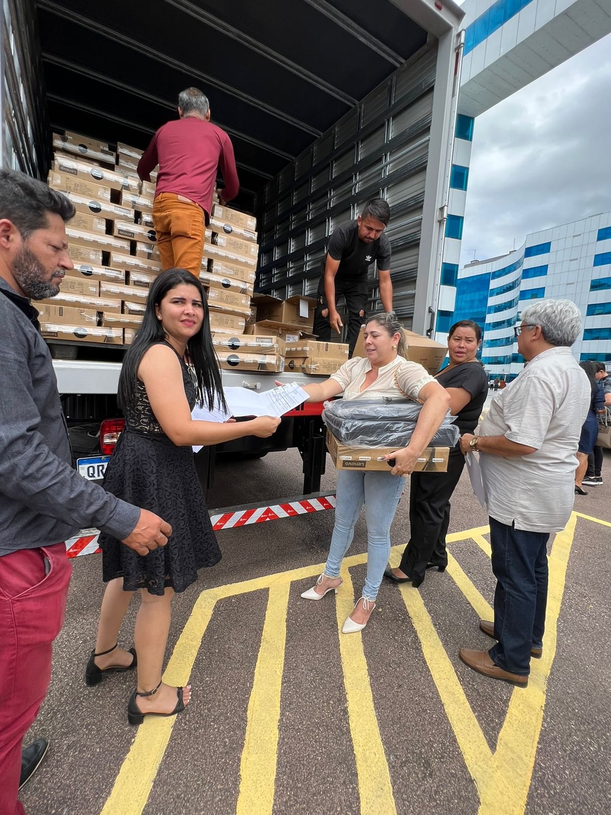 INVESTIMENTOS NA EDUCAÇÃO: Confúcio Moura entrega 39 ônibus escolares a 17 municípios de Rondônia