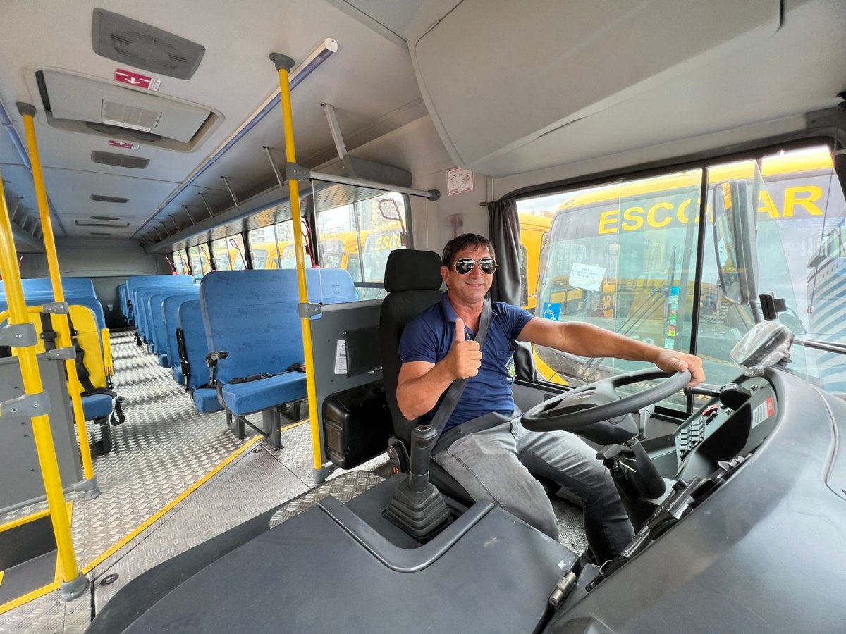 INVESTIMENTOS NA EDUCAÇÃO: Confúcio Moura entrega 39 ônibus escolares a 17 municípios de Rondônia