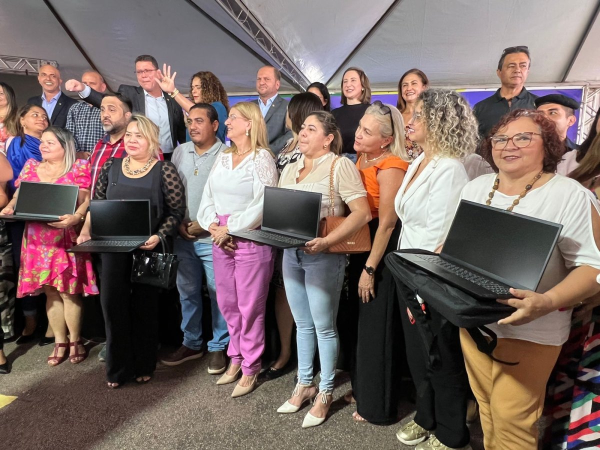 INVESTIMENTOS NA EDUCAÇÃO: Confúcio Moura entrega 39 ônibus escolares a 17 municípios de Rondônia