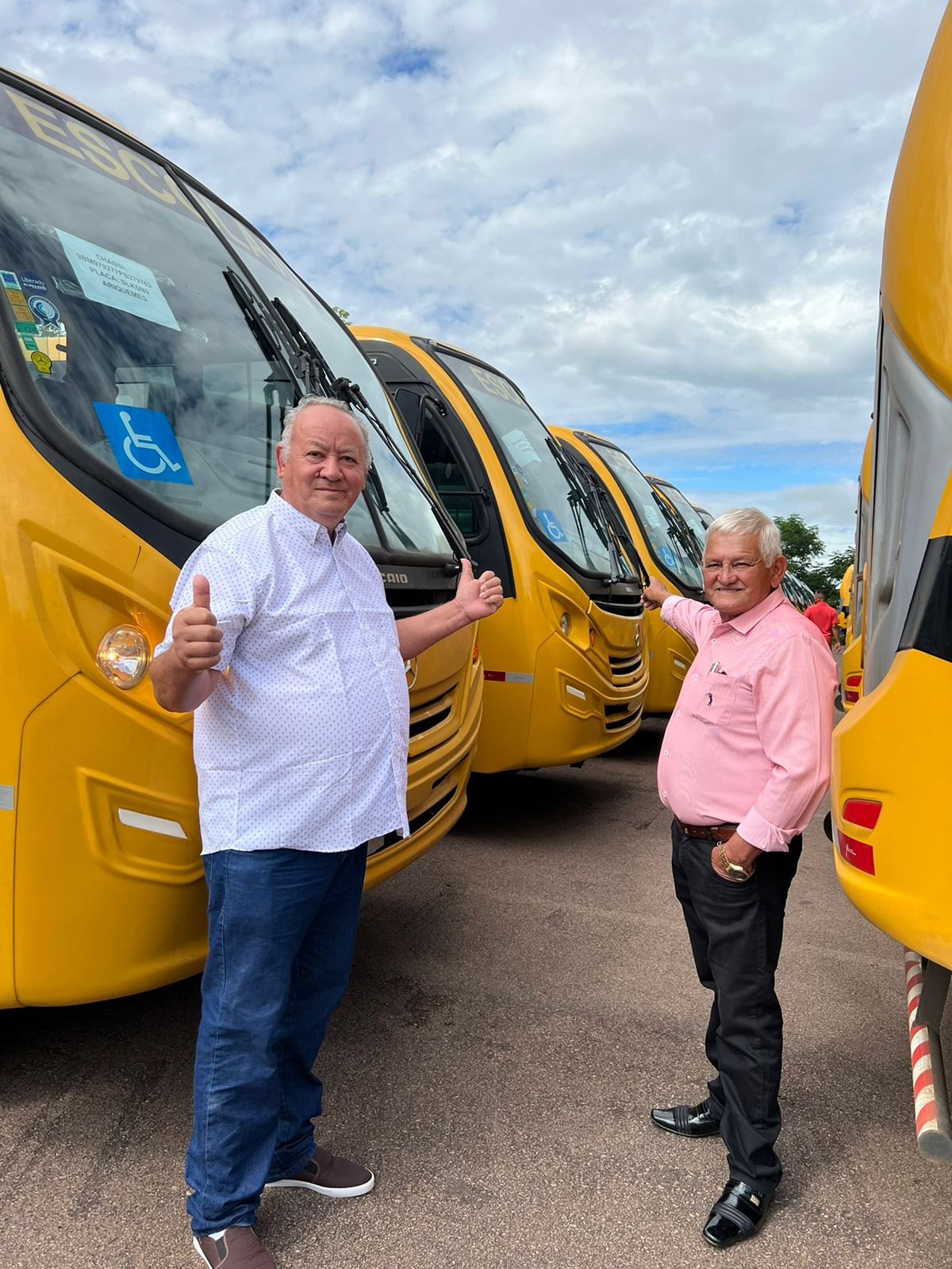 INVESTIMENTOS NA EDUCAÇÃO: Confúcio Moura entrega 39 ônibus escolares a 17 municípios de Rondônia