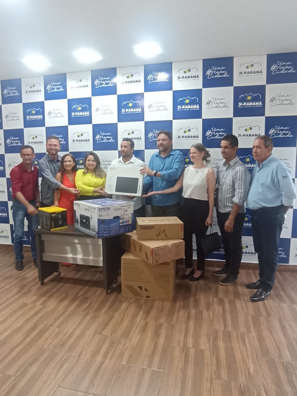 EM JI-PARANÁ: Confúcio Moura entrega equipamentos do projeto de Informatização Escolar