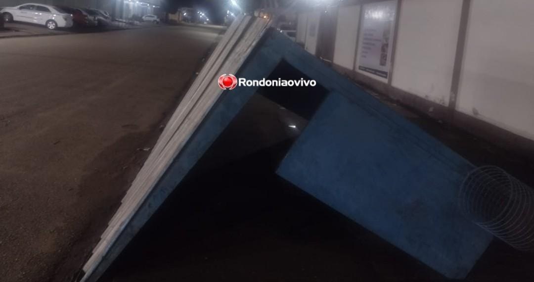 INADMISSÍVEL: Ladrões são flagrados furtando parada de ônibus na Jorge Teixeira 