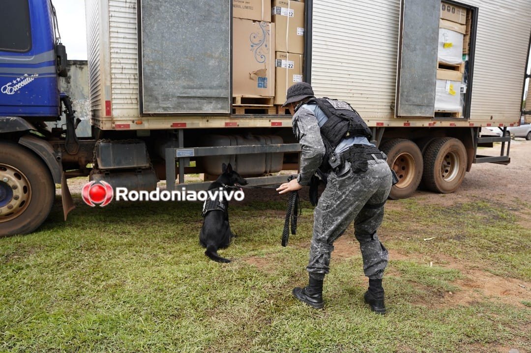 URGENTE: PM e PRF apreendem caminhão com mais de 100 quilos de drogas