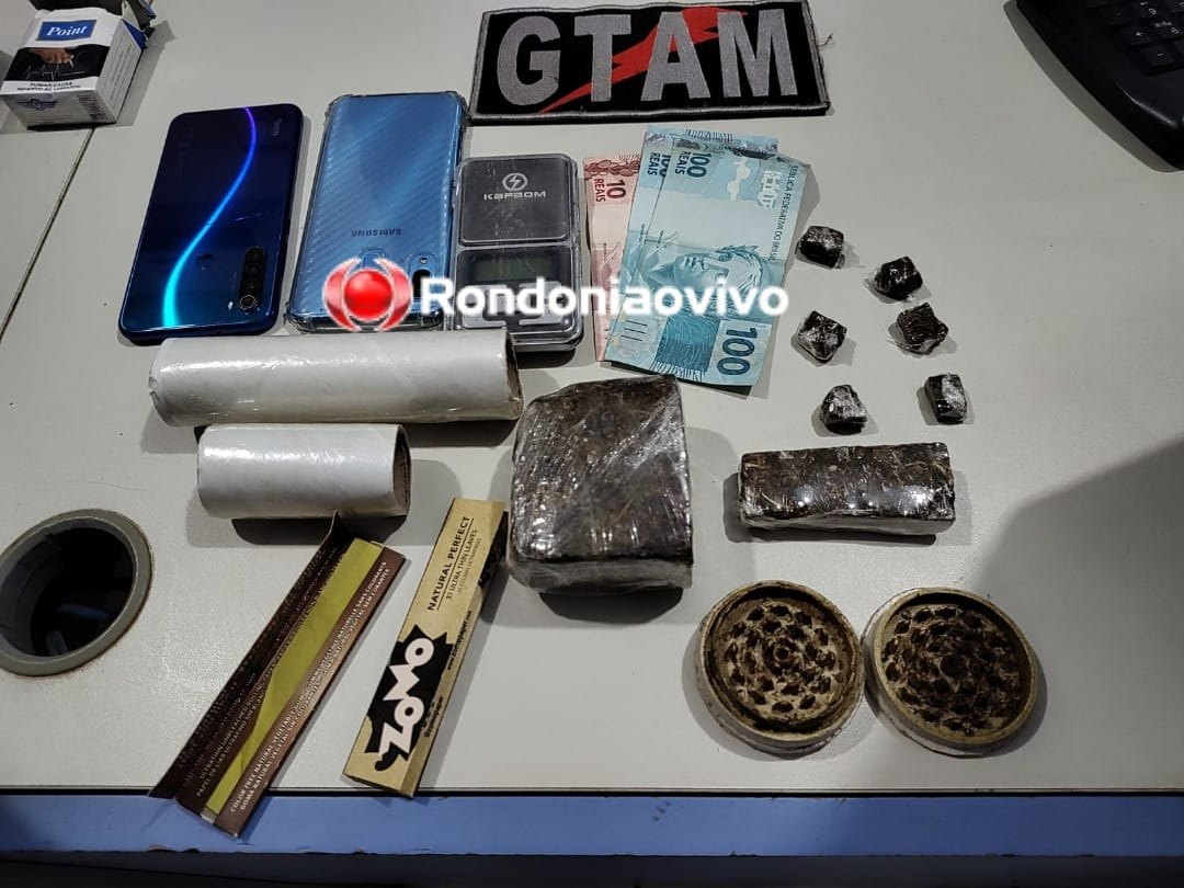 NO FLAGRA: Mulher e comparsa são presos por tráfico de drogas na zona Leste 