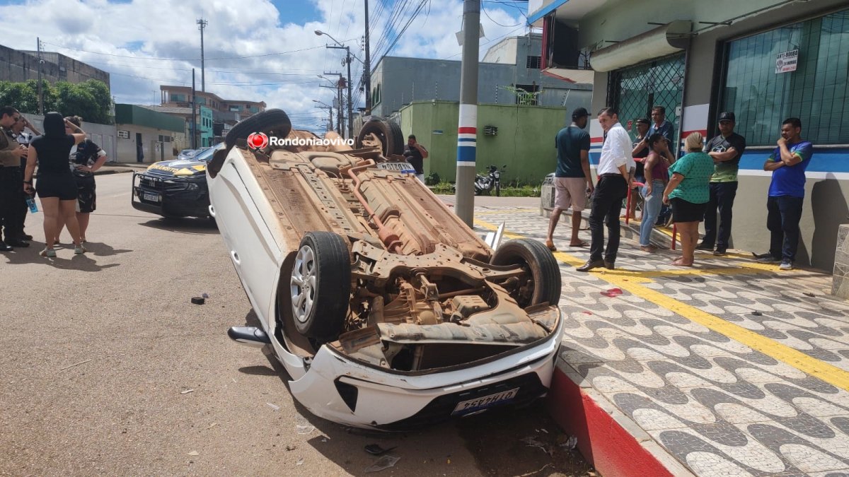 ASSISTA: Carro de aplicativo capota após batida envolvendo três veículos