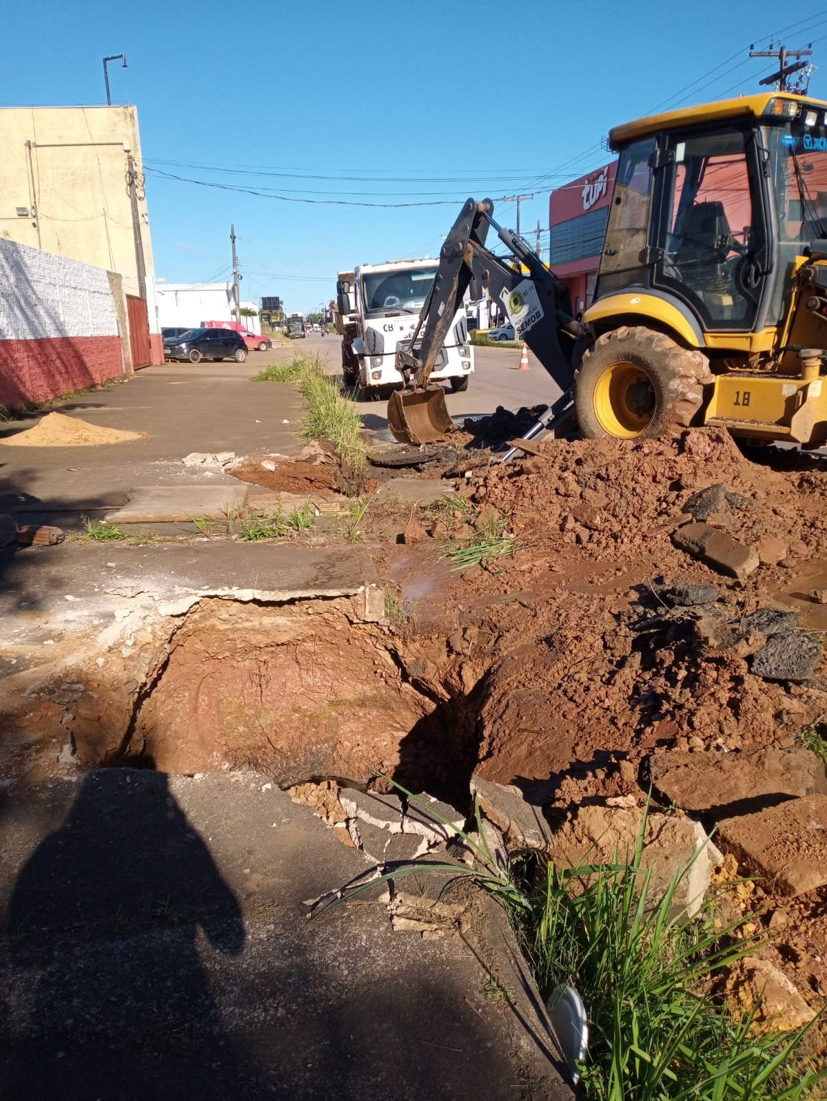 EDWILSON NEGREIROS: Prefeitura restaura tampão e ‘boca de lobo’ no Tiradentes a pedido do vereador