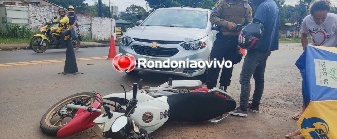NA ROTATÓRIA: Acidente entre carro e moto deixa passageira ferida 