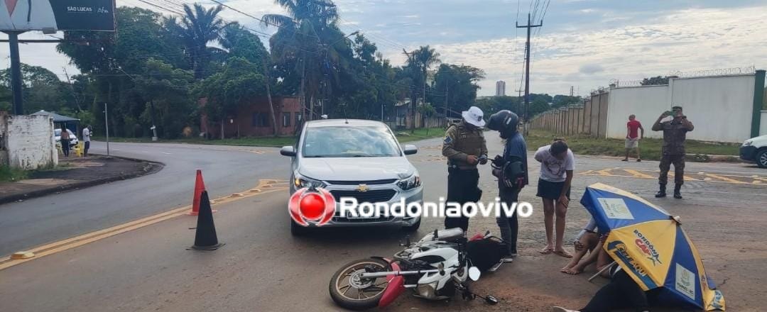 NA ROTATÓRIA: Acidente entre carro e moto deixa passageira ferida 