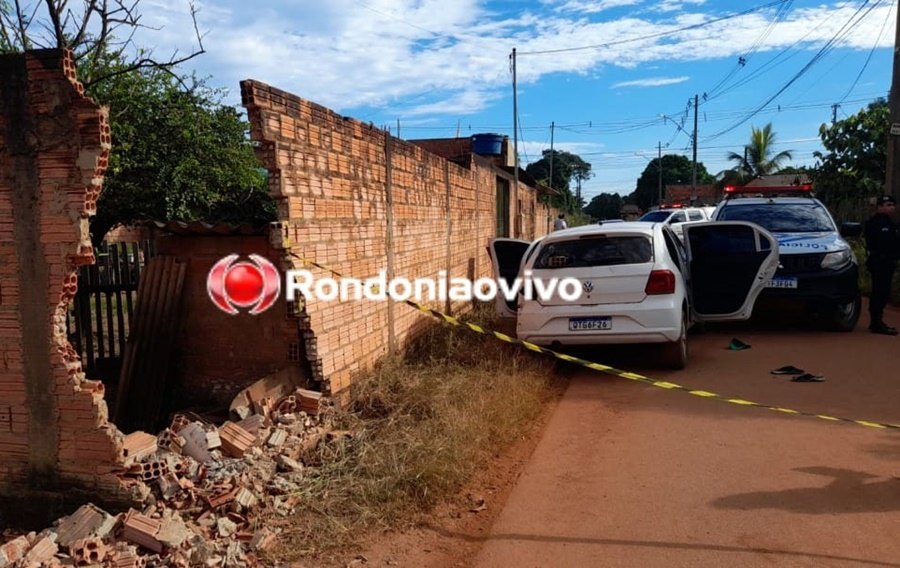 DUPLA DO GOL: Criminoso baleado tentou atropelar policiais e derrubou muro de casa