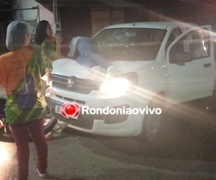 DE FRENTE: Mulher vai parar no capô de carro após colisão frontal