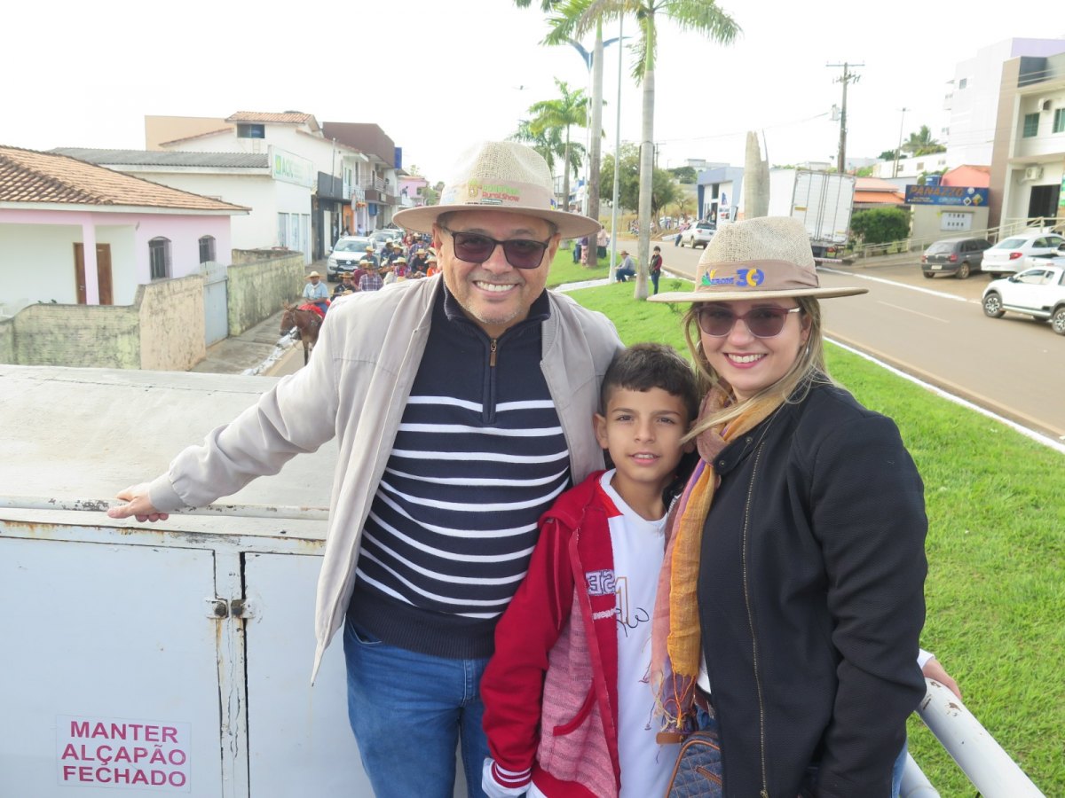 35° EDIÇÃO: Cavalgada de abertura da Expocol parou Colorado do Oeste