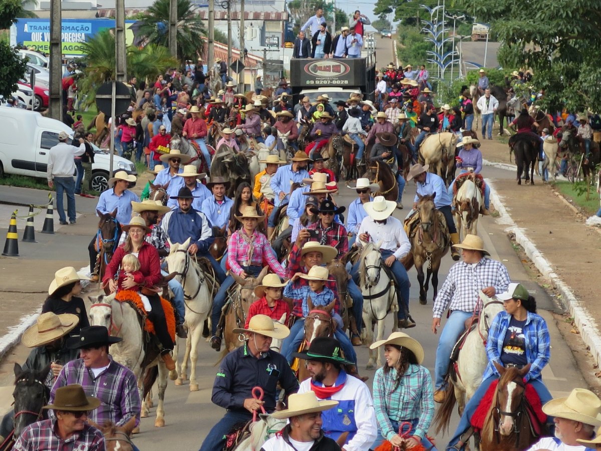 35° EDIÇÃO: Cavalgada de abertura da Expocol parou Colorado do Oeste