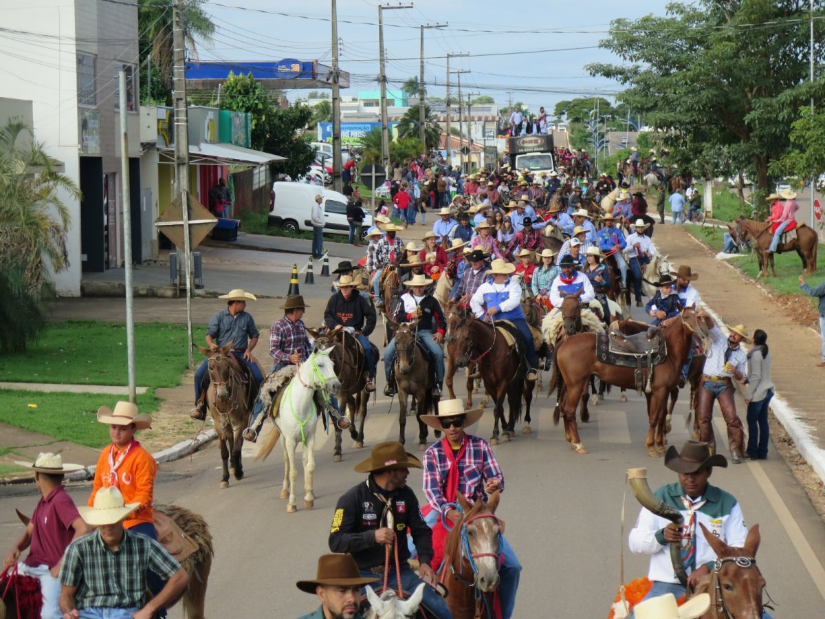 35° EDIÇÃO: Cavalgada de abertura da Expocol parou Colorado do Oeste