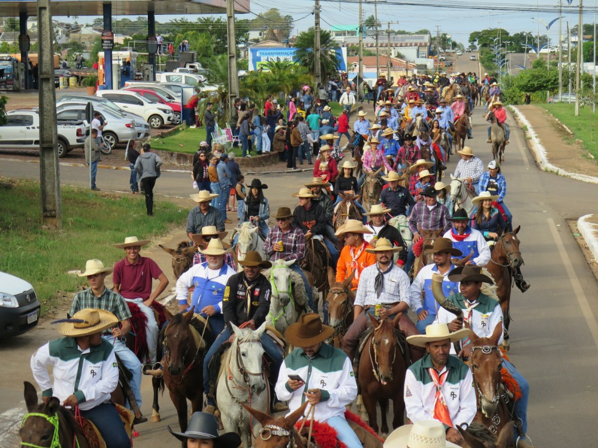 35° EDIÇÃO: Cavalgada de abertura da Expocol parou Colorado do Oeste