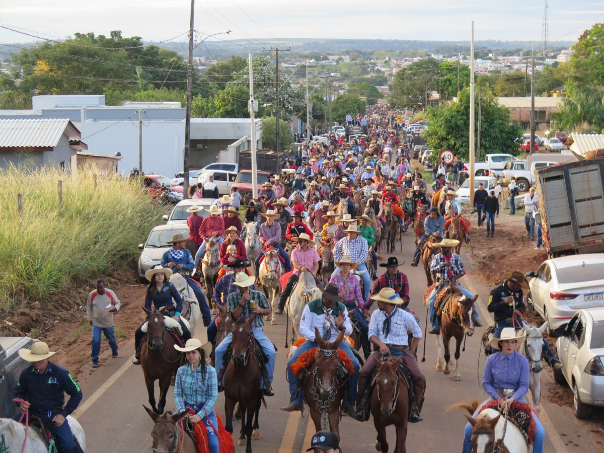 35° EDIÇÃO: Cavalgada de abertura da Expocol parou Colorado do Oeste
