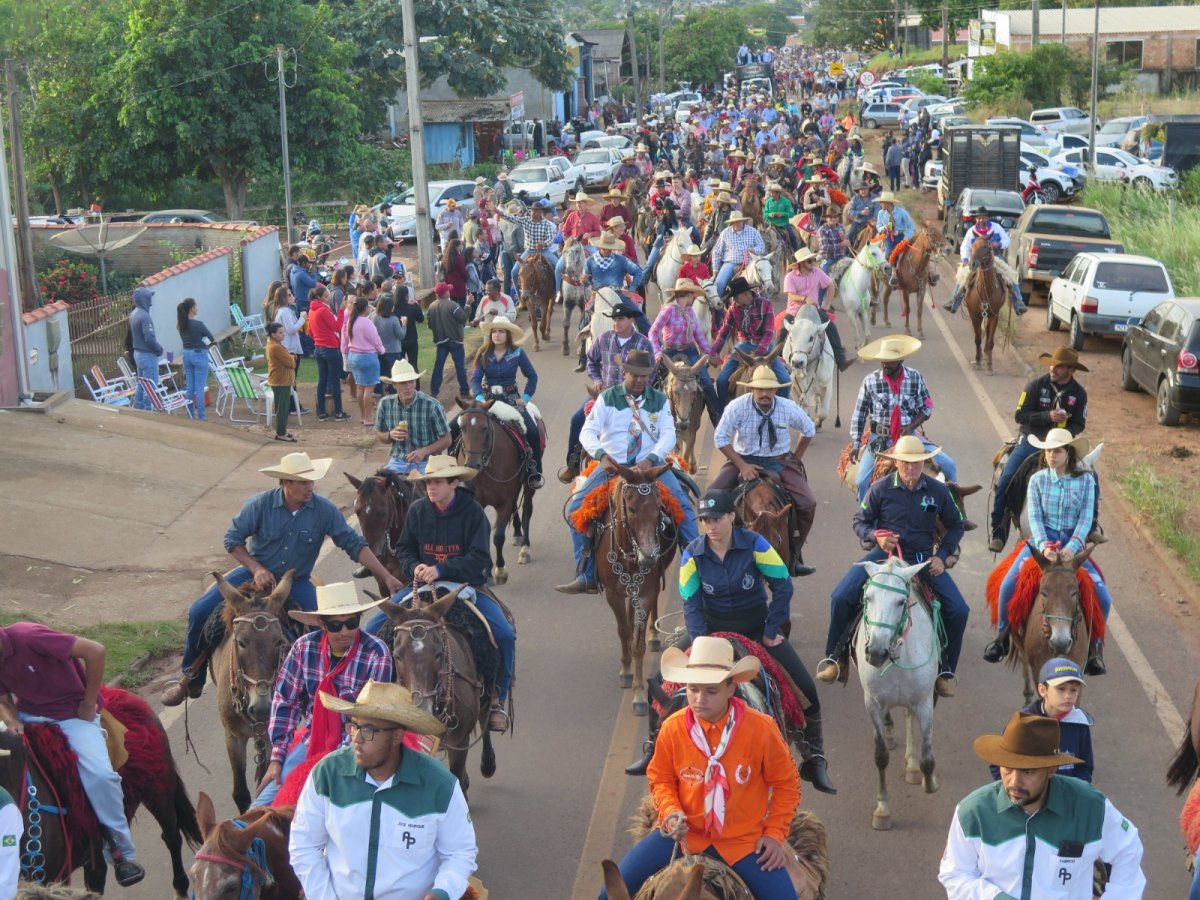 35° EDIÇÃO: Cavalgada de abertura da Expocol parou Colorado do Oeste