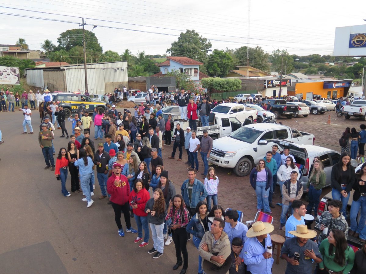 35° EDIÇÃO: Cavalgada de abertura da Expocol parou Colorado do Oeste