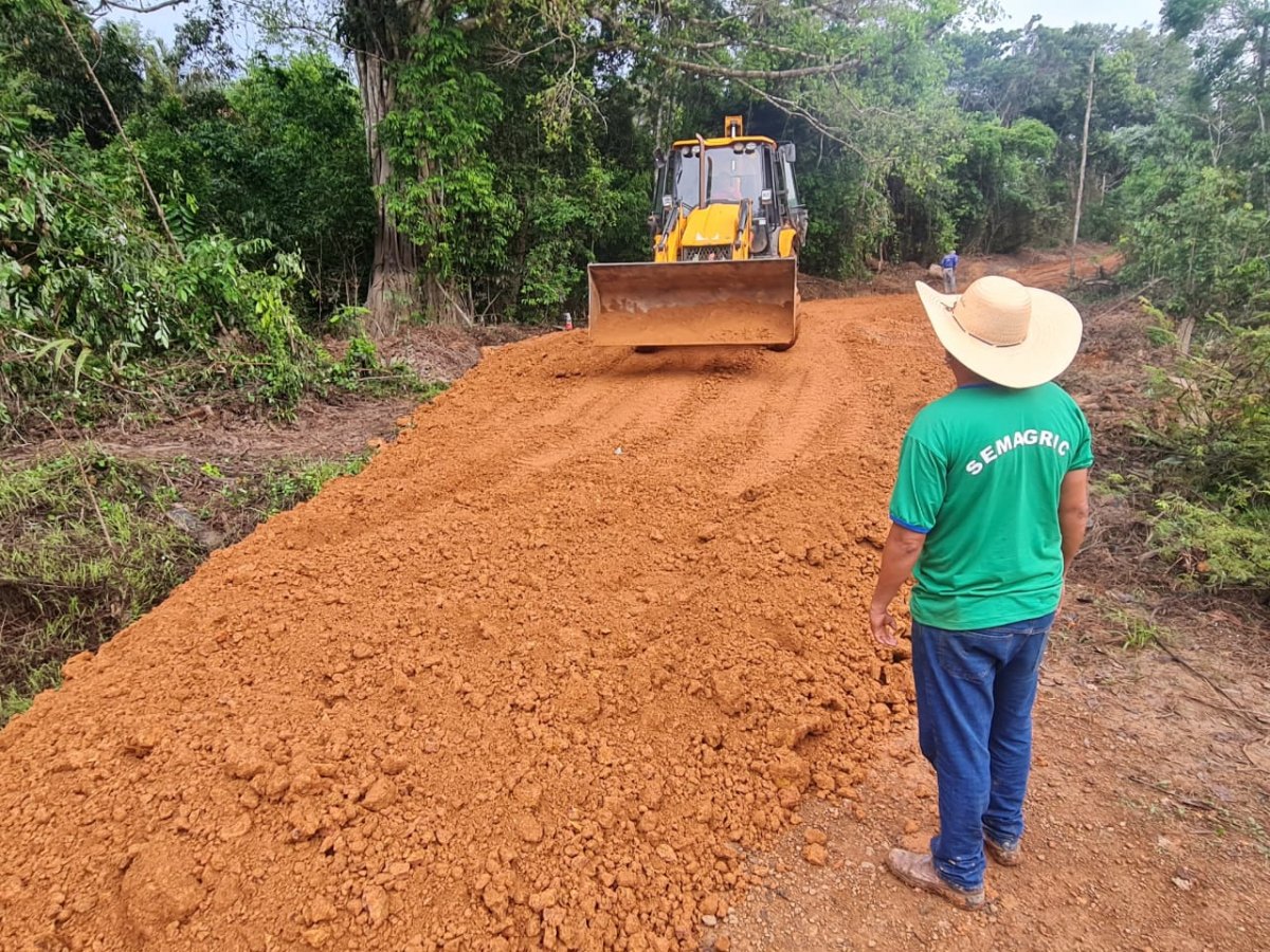 EDWILSON NEGREIROS: Prefeitura patrola e encascalha mais um ponto na zona Rural a pedido de vereador
