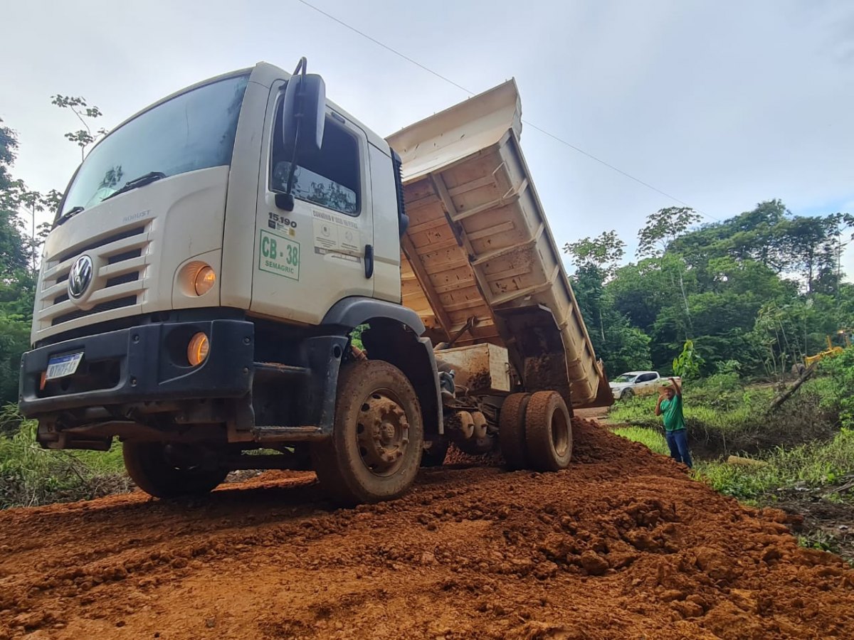 EDWILSON NEGREIROS: Prefeitura patrola e encascalha mais um ponto na zona Rural a pedido de vereador
