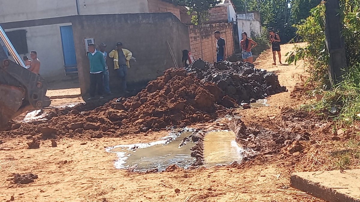 EDWILSON NEGREIROS: Prefeitura abre frentes de serviço de infraestrutura no Bairro Nova Esperança