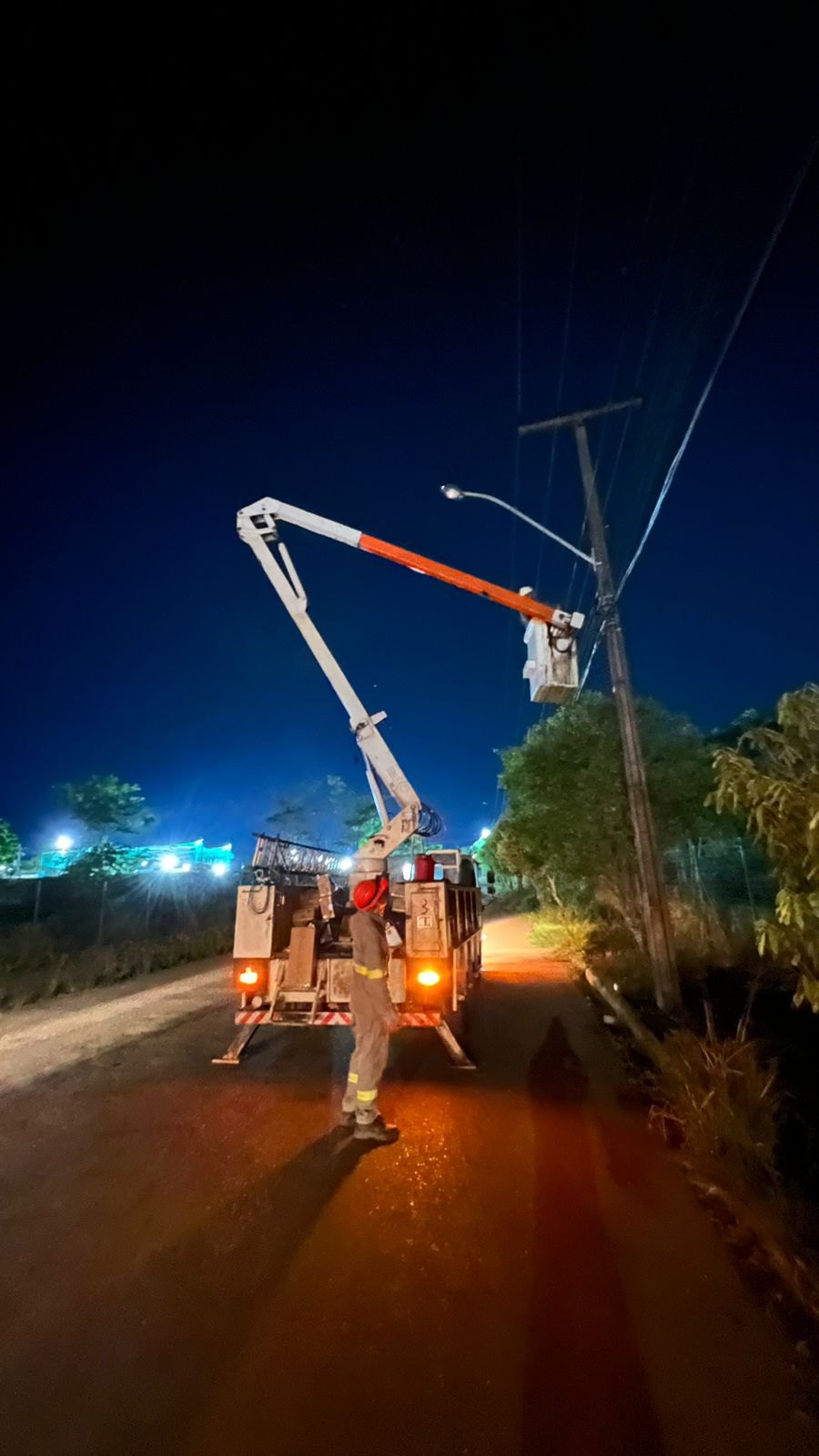 CONQUISTA: Joel da Enfermagem celebra recebe iluminação de LED no Bairro Novo