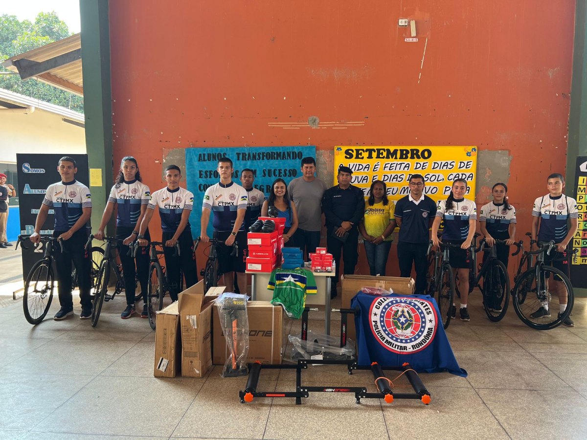 GUAJARÁ-MIRIM: Taissa Sousa entrega materiais esportivos para o Colégio Militar Tiradentes